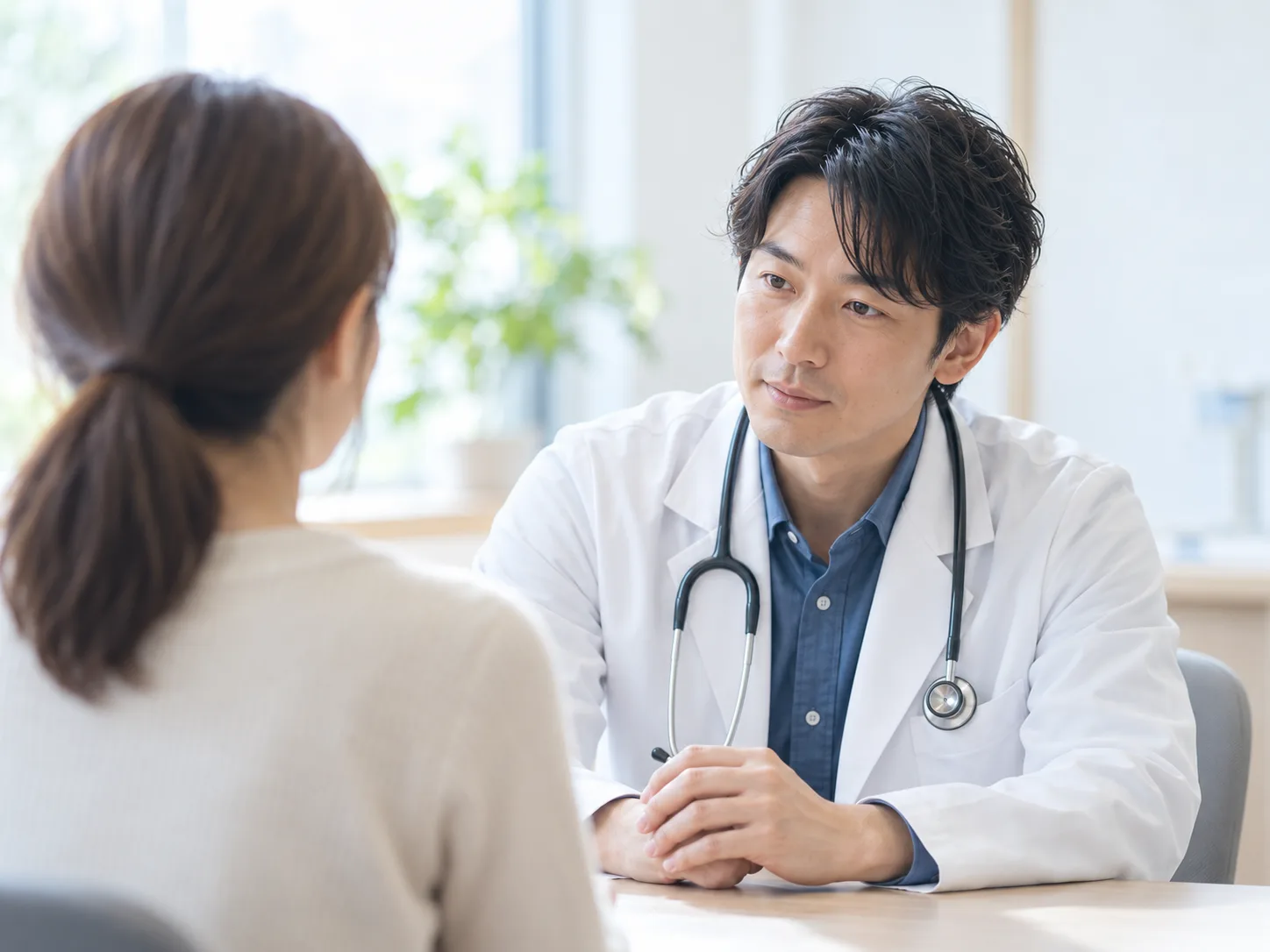医師が患者の話を聞く診察の様子