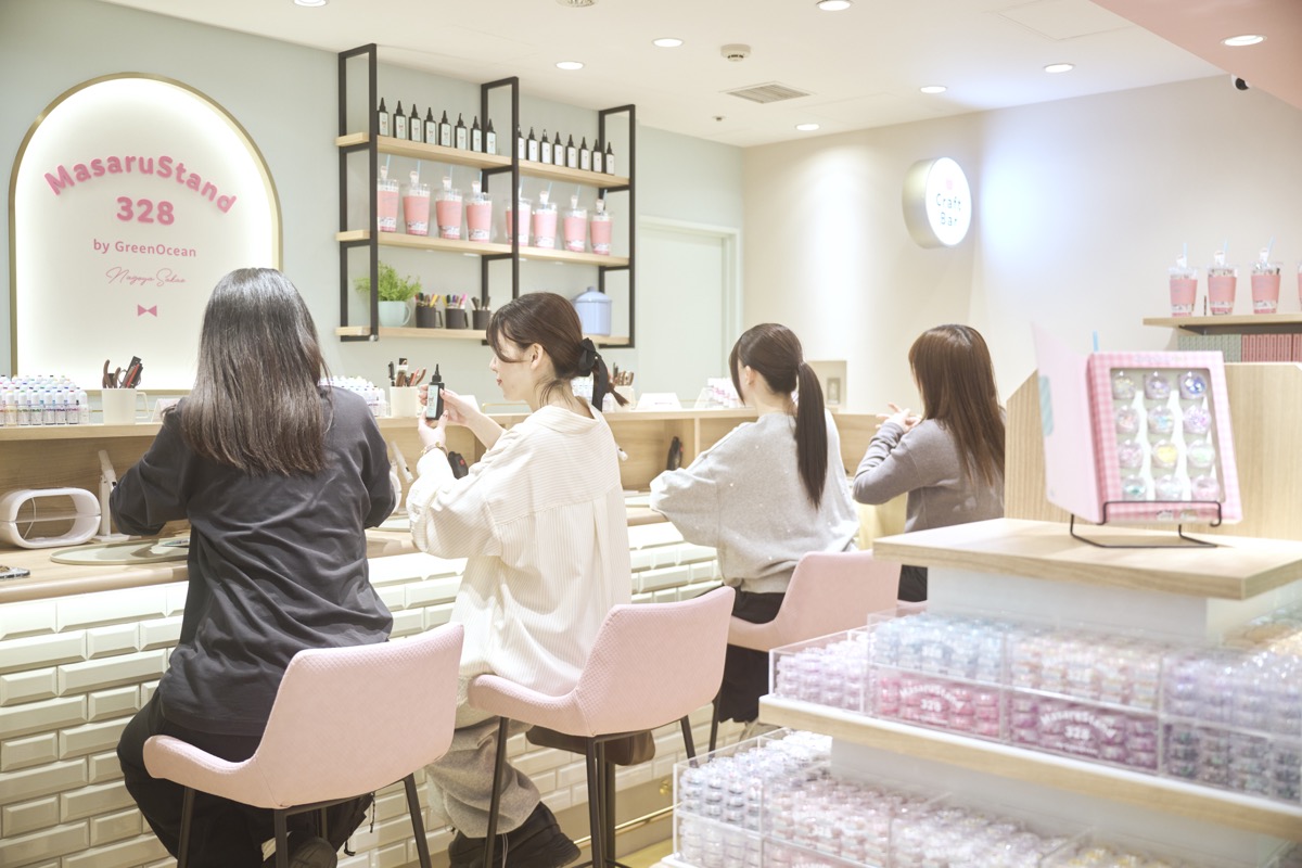 まさるスタンド328の店内で商品を体験する様子